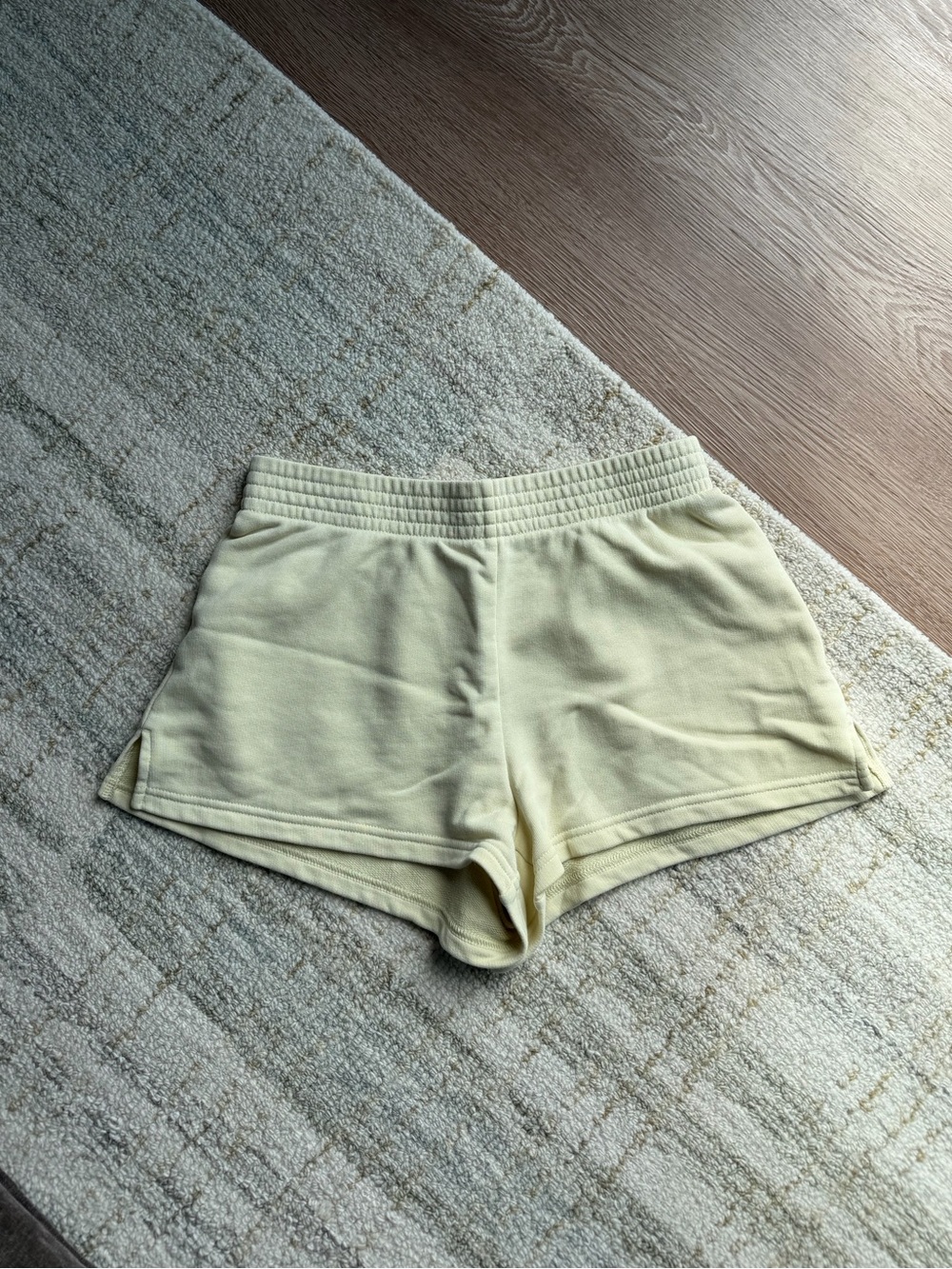 TNA airy fleece short